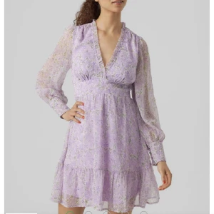 Lilablommig klänning  - Lila-blommig klänning från Vero Moda. Oanvänd, med prislapp på. Storlek M. Pris: 400kr