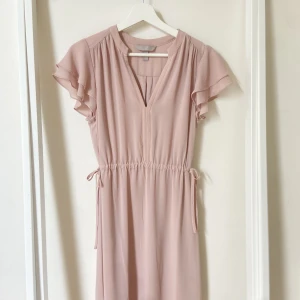 Rosa klänning  - Söt rosa klänning. Använd en gång. 