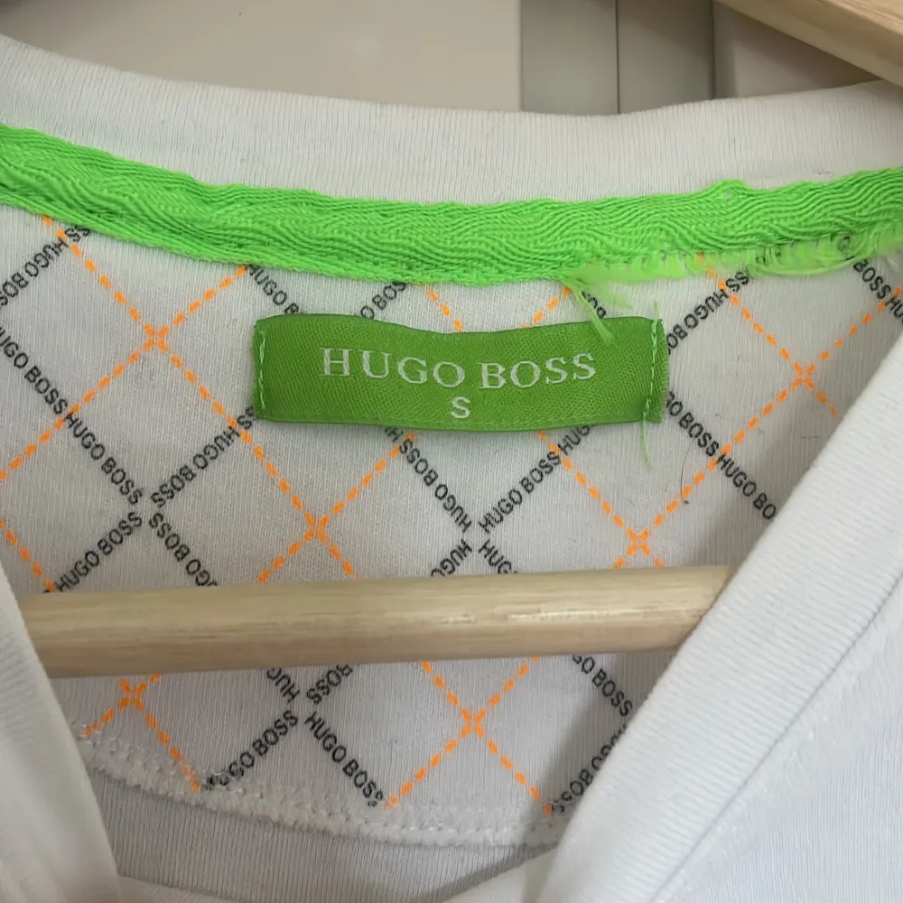 Ganska sliten men cool Hugo Boss tröja. Storlek S. Säljer den för 20kr eller gratis ifall du köper något annat!. Skjortor.