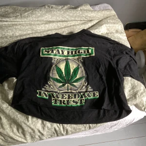 Maruana mag tröja - Djurig tröja för dem som gillar att ha lite kul, ganska baggy men funkar perfekt för kvinnor i alla olika storleker. Tröjan är knappt använd.