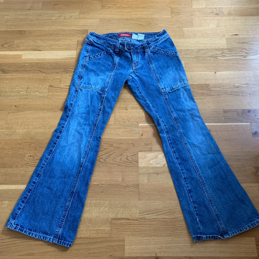 Galet snygga low waist jeans. Det är ett pytte hål längs ner på byxan men inget som man läger märket till💕💕. Jeans & Byxor.