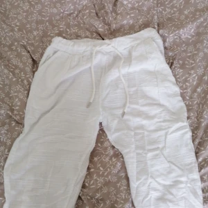 Vita linnebyxor 🌼🤍 - De är nya, jag har aldrig använt dem.  Materialet är tunt och svalt, perfekt för sommaren :)