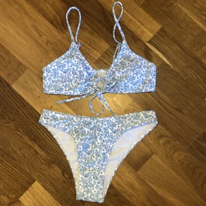 Bikini  - Superfin bikini som är för liten för mig. Finns uttagbar vadering i. Aldrig använd så den är i ny skick, nypris är 109 kr!