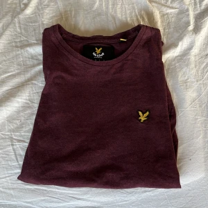 Lyle and scott T-shirt - Vinröd Lyle and Scott T-Shirt som jag säljer pga att jag inte använder den Längre