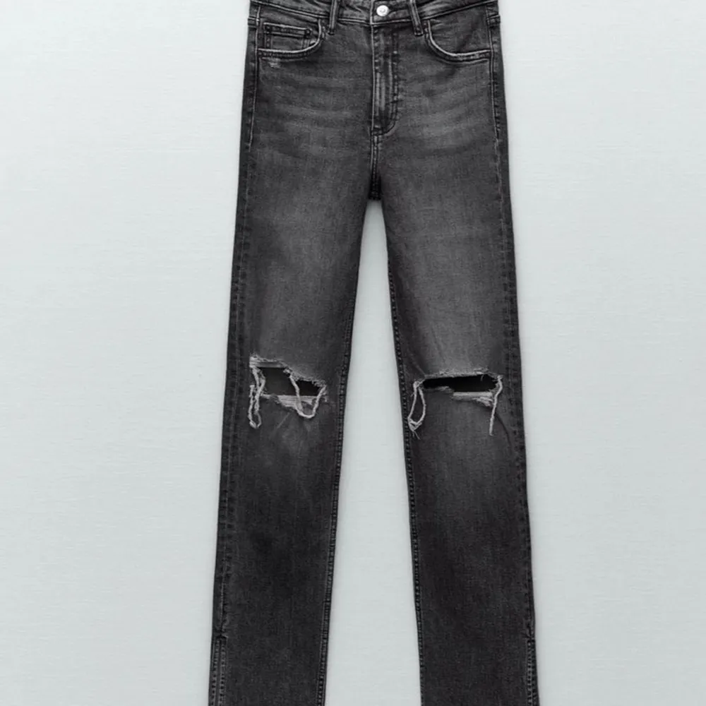 Ett par jättesköna och snygga jeans som inte kommit till användning och därav säljer. Finns inte längre att köpa. Skriv för fler bilder och frågor! Nypris 359kr🩵(Köparen står för frakt). Jeans & Byxor.
