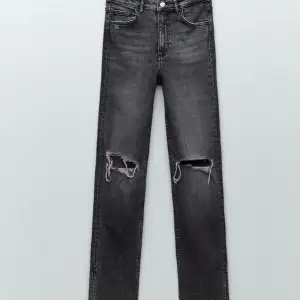 Ett par jättesköna och snygga jeans som inte kommit till användning och därav säljer. Finns inte längre att köpa. Skriv för fler bilder och frågor! Nypris 359kr🩵(Köparen står för frakt)