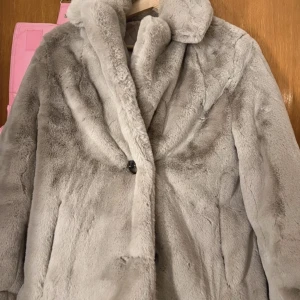 Jacka - Tjock fluffig jacka som är i bra skick.