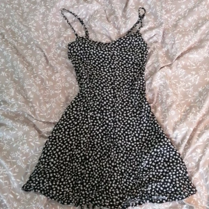 Svart klänning med blommor 🌼 - Jag har använt det ett par gånger och det är ganska bekvämt :)