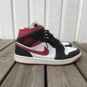 JORDAN 1 ”GYM RED” MID - Ett par riktigt schysta Jordan 1 mids i fint skick. Passar riktigt bra till sommaren och fungerar bra med alla outfits. Om du skulle köpa dessa nya hade det kostat 3199kr.