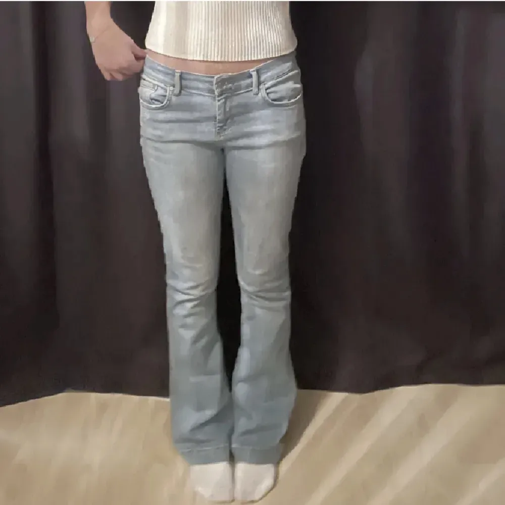 Sjukt snygga lågmidjade/ mid waist jeans från ltb som tyvärr vad för stora för mig. Köpta på Plick  Midja: 74  Innerbensmåttet: 84 🩷Bilderna är lånade från förra säljaren!. Jeans & Byxor.