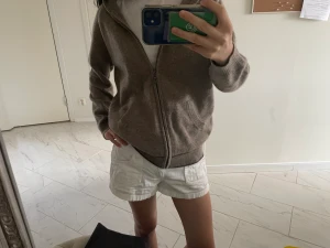 Kashmir blandning kofta - Super fin kofta i Kashmir-blandning    vilket passar s-m😍Den är perfekt för sommar kvällar nu eller under hösten/vintern. Bra nu inför skolstarten🥰🥰Aldrig använd då det var en present och inte var rätt storlek❤️‍🔥Original pris var ungefär runt 1000 kr😍😘