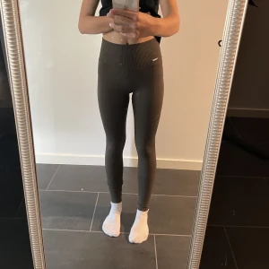 Aimn  - Hej! Säljer dessa fina träningstightsen från Aimn. Använda 2 gånger, så dom är som nya. Skicka för fler bilder, storlek xs💕