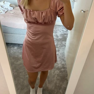 Klänning - Rosa klänning från hm, aldrig använd/endast testad🩷 säljer pga att jag missade returen☺️