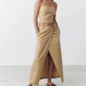 Kjol och topp - Säljer detta snygga sett från Gina tricot! Aldrig användt, enbart testat! Storlek M på båda! Säljer för 500kr ihop 