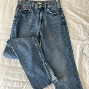 Jeans med slit från Gina tricot ✨