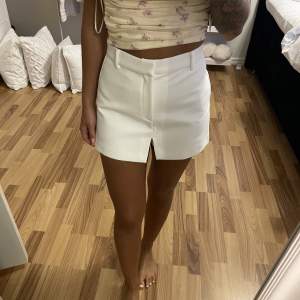 Shorts/kjol från Zara, helt nya vita  Nypris 299kr  Storlek XS