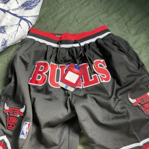 Chicago Bulls basketshorts - Säljer ett par helt nya Chicago bulls shorts i storlek S. Kan fraktas
