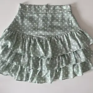 Så fin kjol från zara med shorts under volangen! Sparsamt använd och därav inga tydliga defekter eller liknande! 