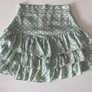 Volangkjol - Så fin kjol från zara med shorts under volangen! Sparsamt använd och därav inga tydliga defekter eller liknande! 