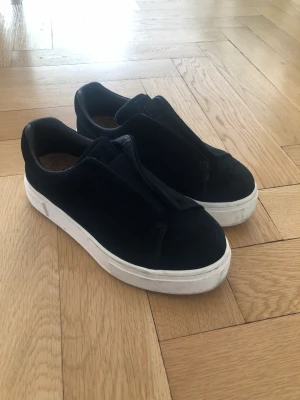 eytys - säljer mina eytys eftsom de ej kommer till användning. det är som nya och har inga skador eller liknande💕 skriv för fler bilder  bud på: 1150