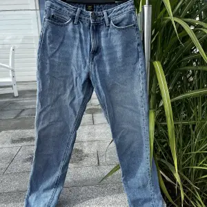 Fint skick, knappast använda lee jeans. Passformen är midi midja. Det står ingen storlek i men ungefär 26/30. 😊