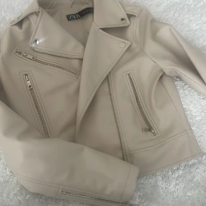 Skinn jacka  - Beige skinn jacka köpt från zara i storlek S!!  Säljer då den inte kommer till användning längre 