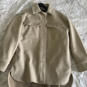ZARA JACKA - Använd endast en gång och är i storlek XS. Denna skjortjacka är oversized och passar perfekt till hösten.