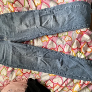 gina byxor - 🔵Ginatricot byxor jeans blå. Inga problem eller fläckar. Billigt men möts ipp i malmö annars betalar ni frakt. Funkar BÄST OCH HELLST på korta männiksor som är 154 eller kortare. Kan klippas och bli till shorts😙