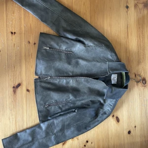 A-DSGN skinnjacka - Skinnjacka från Alice stenlöfs A-DSGN. Storlek 36. Använd 1-2 gånger. 