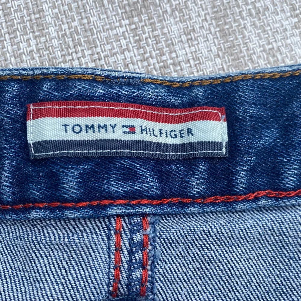 jeanskjol från tommy hilfiger, storlek 2 motsvarar ungefär 36. Kjolar.