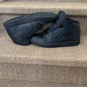 Jordan 1 svarta - Lite använda kan göra rent dem mer om du behöver fler bilder skicka till mig.original pris  1450kr.   Kan diskutera priset