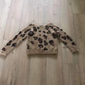 Leopard mönstrad jätteskön lurvig tröja köpt på ullared, hänger en lös tråd😕. Stl 146/152 kontakta för fler bilder🤎