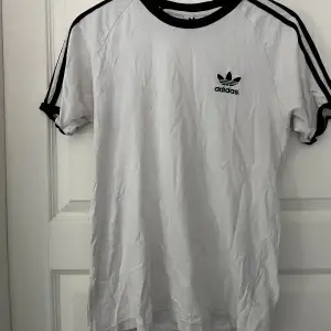 Adidas T-shirt storlek S passar nog även XS