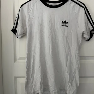 T-shirt adidas  - Adidas T-shirt storlek S passar nog även XS