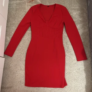 Klänning  - Aldrig använt klänning, den är lite för små för mig. 