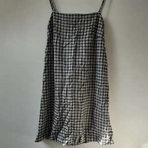 NY klänning rutig COLLUSION - Svart och vit rutig klänning från COLLUSION med neongröna detaljer. Aldrig använd. Nypris 199 kr. Katt har tidigare funnits i hemmet 🐱 Pris kan diskuteras vid snabb affär, skickas eller möter upp/hämtas i Gbg. PM för mer detaljer/frågor/bud!