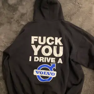 Säljer min volvo hoodie då jag inte använder den. Har inte använt den så mycket