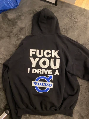 Volvo hoodie - Säljer min volvo hoodie då jag inte använder den. Har inte använt den så mycket