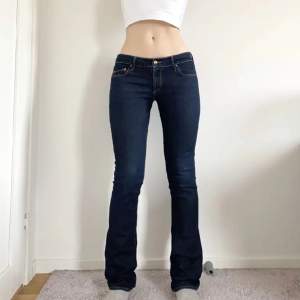 Säljer vidare dessa jeans som jag tidigare köpt på Plick!😙 Märket är H&M. De har tyvärr inte kommit till användning då de var för stora, därav säljs dom!💘 Hör av er vid frågor, priset kan diskuteras och frakt tillkommer!☺️ (LÅNADE BILDER)