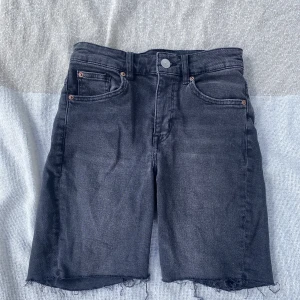 Shorts  - Super coola shorts som aldrig kom till användning. Kan bäras me en t shirt. Så coola. 