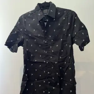 Svart kortärmad strandskjorta från HM Endast prövad  Skick 10/10 Nypris 299kr