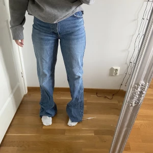 Jeans från Zara - Säljer ett jättefint mörkblått par jeans från Zara som aldrig är använda!
