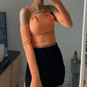 Orange topp - Jättefin orange topp från Hanna schönbergs kollektion använd fåtal gånger. Storlek M men rätt så liten i storleken så skulle mer säga som en S