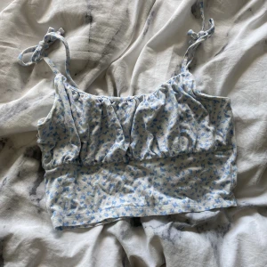 Sommartopp New Yourker  - Linne från New Yourker med fint fjärilsmönster på sig. Skönt material. 