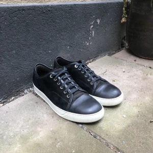 Lanvin captoe  - Säljer dessa Lanvins i storlek 45 (UK 10,5). Skicket är väldigt bra. Har ingen box så därav priset. Hör av er vid frågor och funderingar!