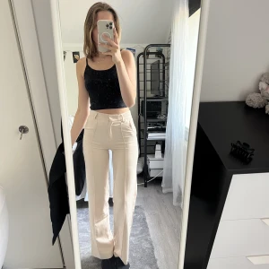 kostymbyxor - säljer dessa super fina kostymbyxor då jag har ett par liknande. använda 1 gång! Stlk XS-L32, nypris 499kr säljs för 200kr💓