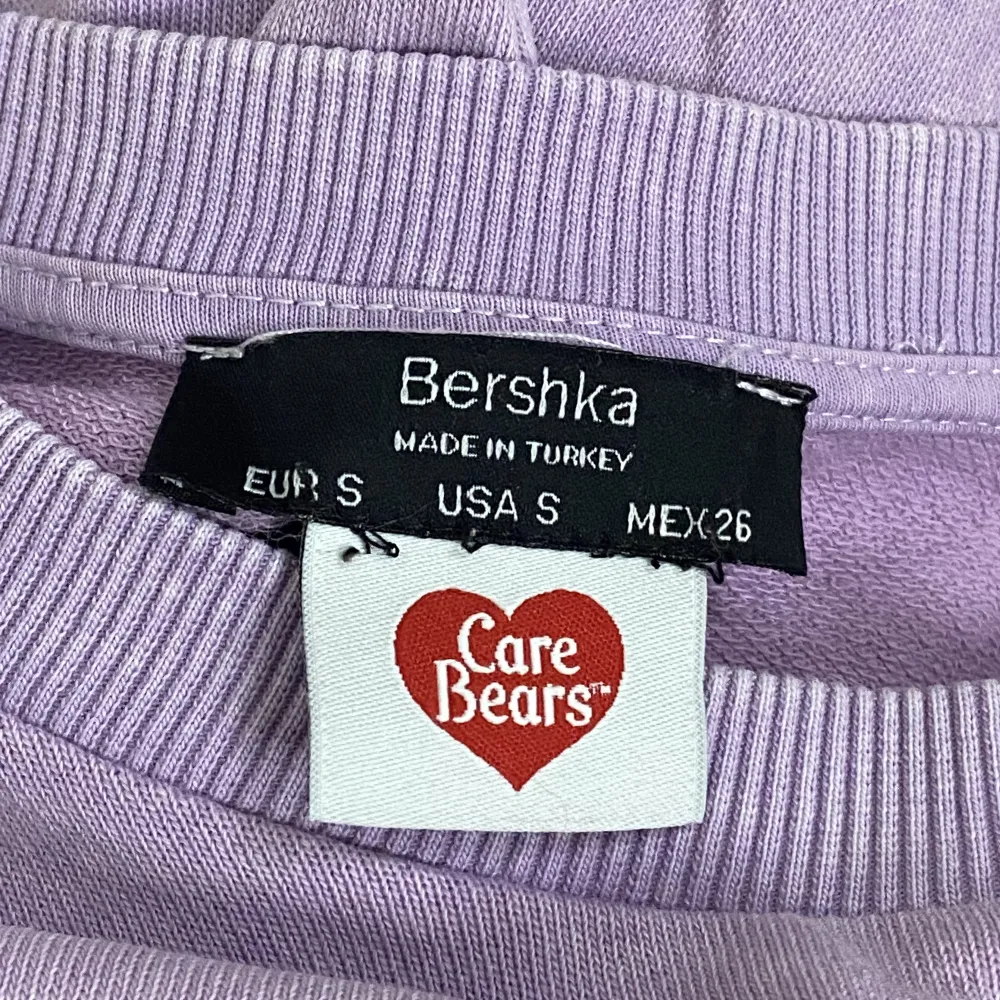 Cropped sweatshirt med Krambjörnarna från bershka i storlek s. Använd men fortfarande i bra skick. Säljer för 150 kr plus frakt. 💖. Tröjor & Koftor.