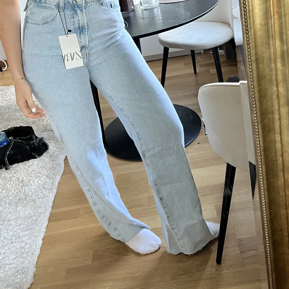 Helt oanvända Zara jeans som är så sjukt snygga! Jag är 171 cm lång och längden är perfekt. . Jeans & Byxor.