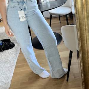 Helt oanvända Zara jeans som är så sjukt snygga! Jag är 171 cm lång och längden är perfekt. 