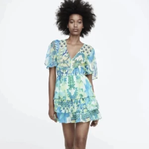 Klänning - Slutsåld klänning från zara. Oanvänd. 